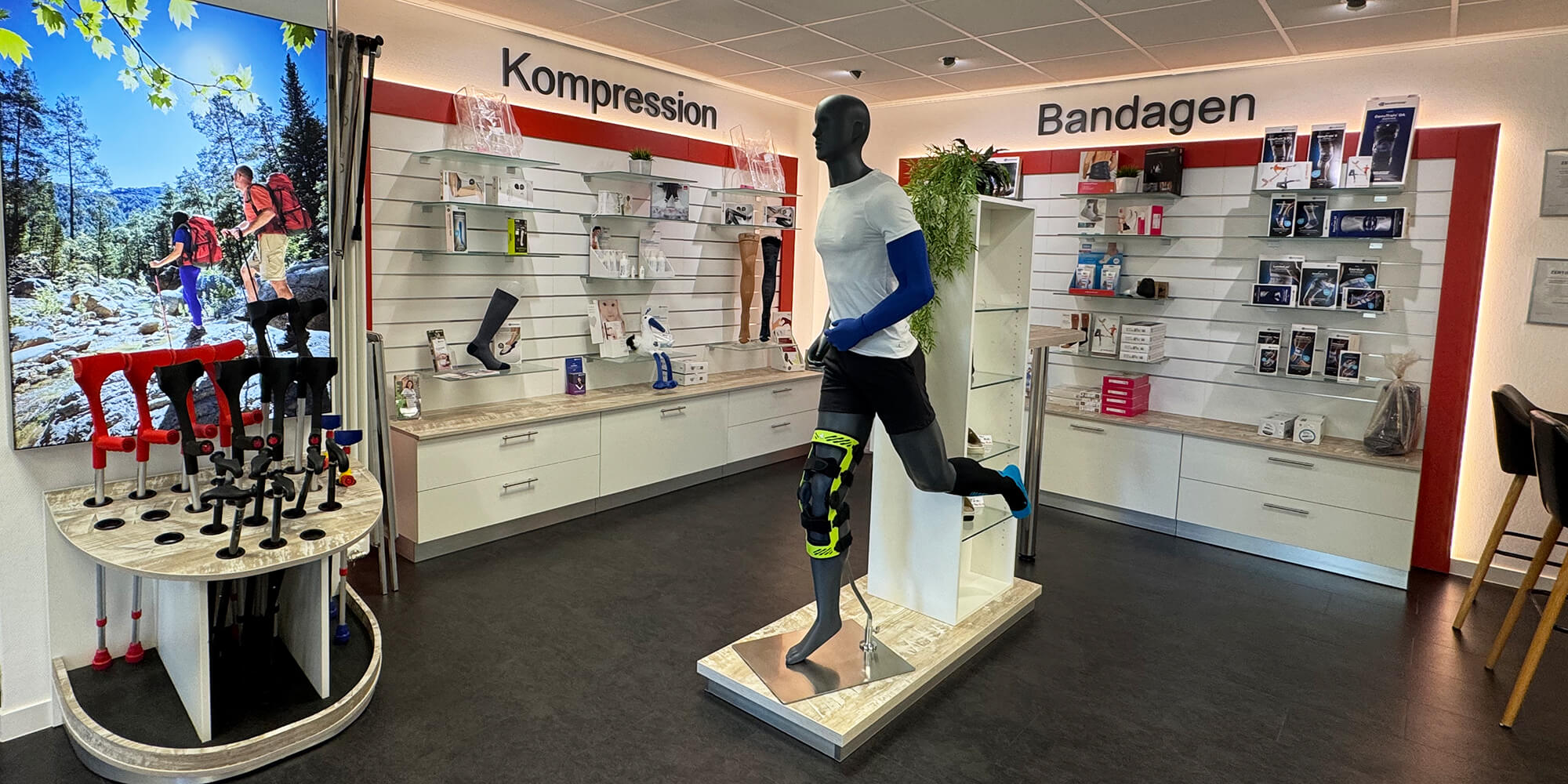 Ansicht eines Ladens von Meiser mit verschiedenen medizinischen Kompressionsstrümpfen, Bandagen, Orthesen und Zubehör in einer Orthopädietechnik-Versorgungseinrichtung