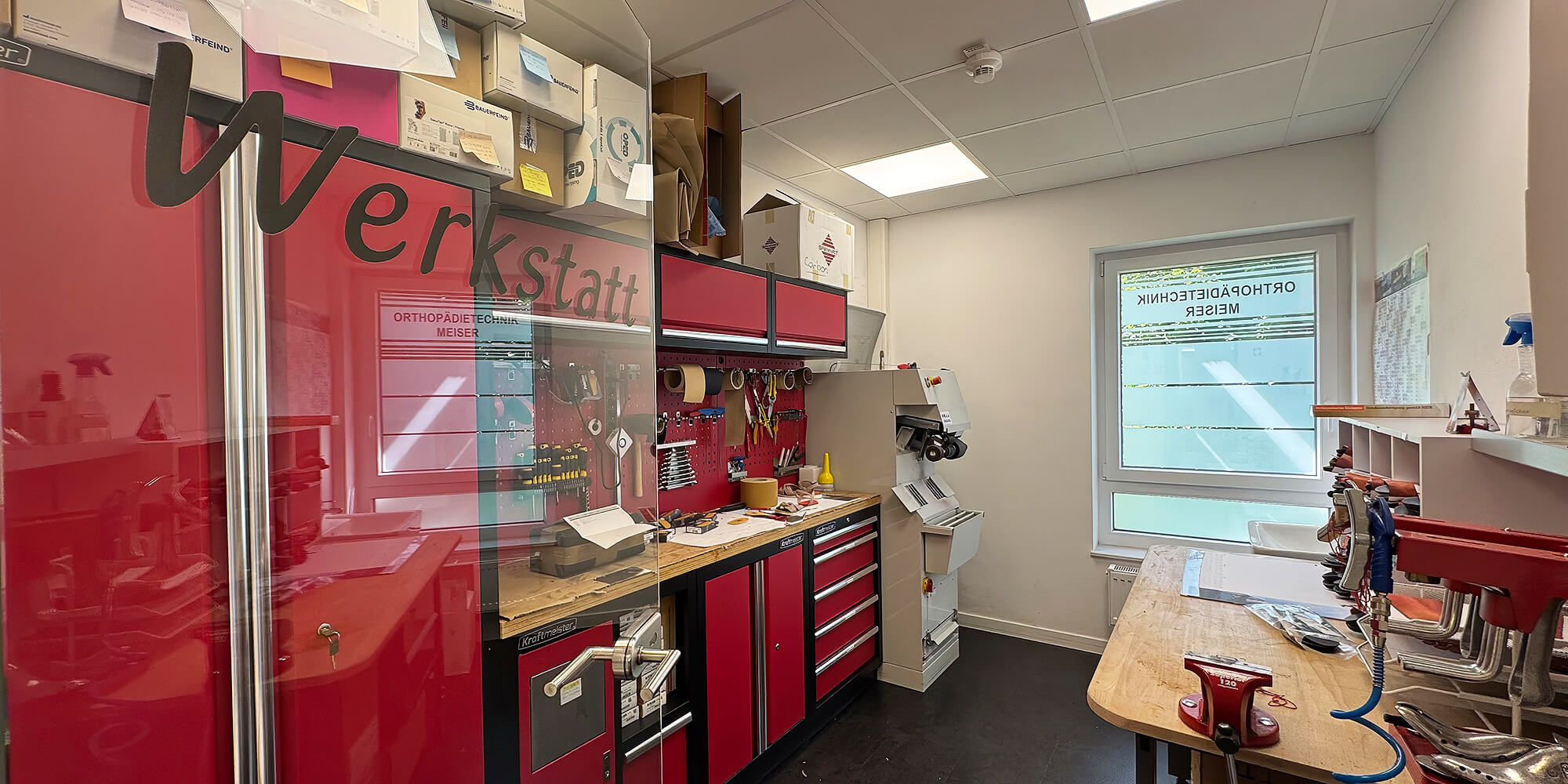 Werkstatt für Orthopädietechnik mit Werkbank, Werkzeugen und Maschinen zur Anfertigung von Hilfsmitteln